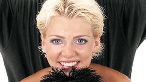 Dana Nalbaru a marcat a zecea schimbare de look: s-a facut portocalie! Vezi aici toate "incercarile" prin care a trecut parul ei din 2003 incoace