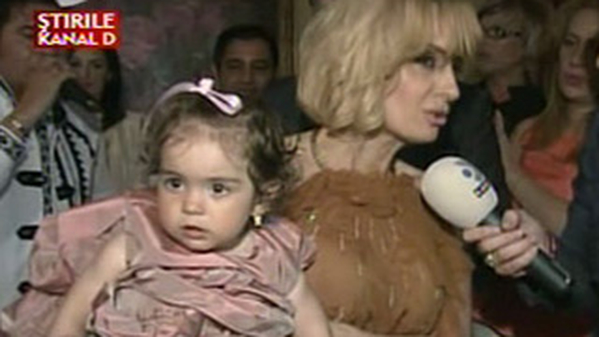 VIDEO La nici doi ani, fetita Danielei Gyorfi va incepe sa invete limba engleza!