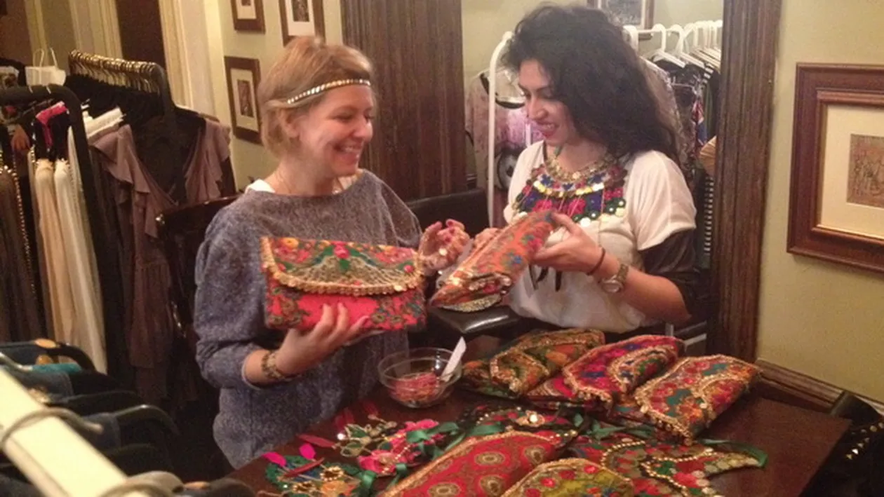 Vedetele din serialul Regina, prezente la targul de Craciun din Capitala.Ce produse au vandut Doinita Oancea si Diana Dumitrescu