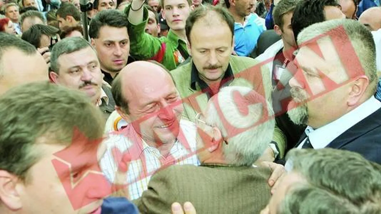 Basescu face baie de multime pe plaja