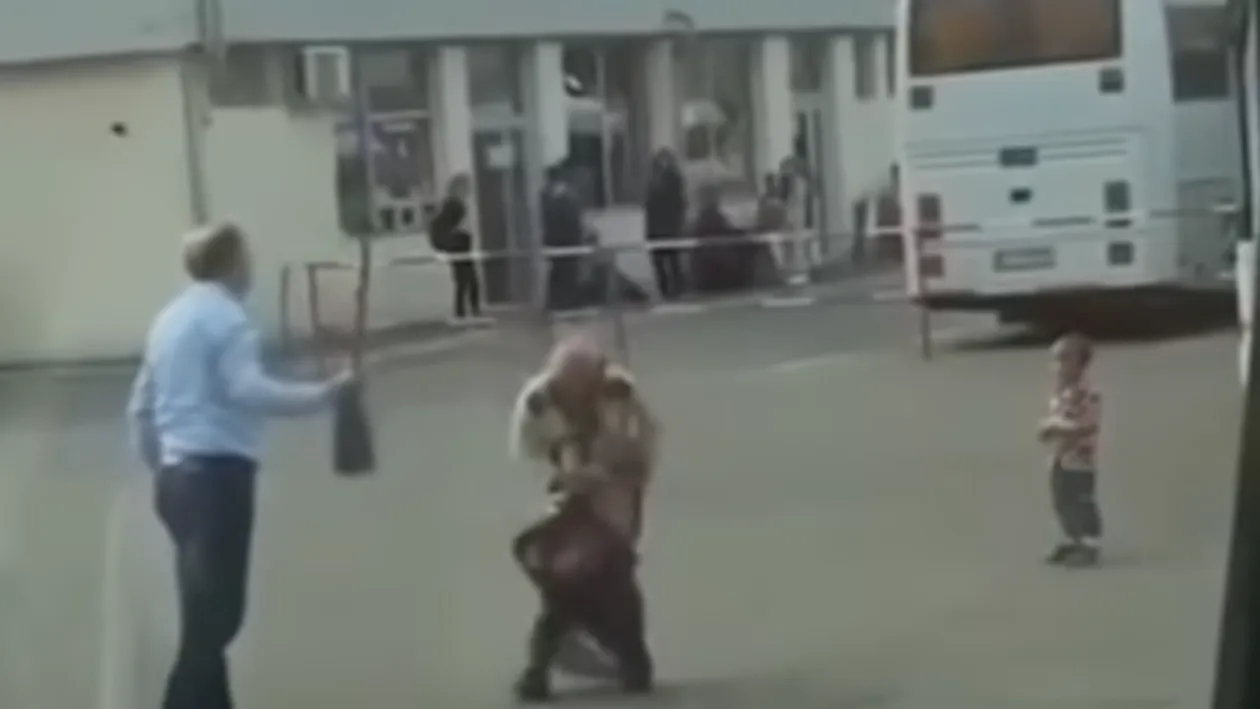 ȘOCANT! Conversație halucinantă între o mamă de etnie romă, bătută în autogara din Zalău și operatoarea 112: “Vorbiți ca ciorile! Trăzni-v-ar!”