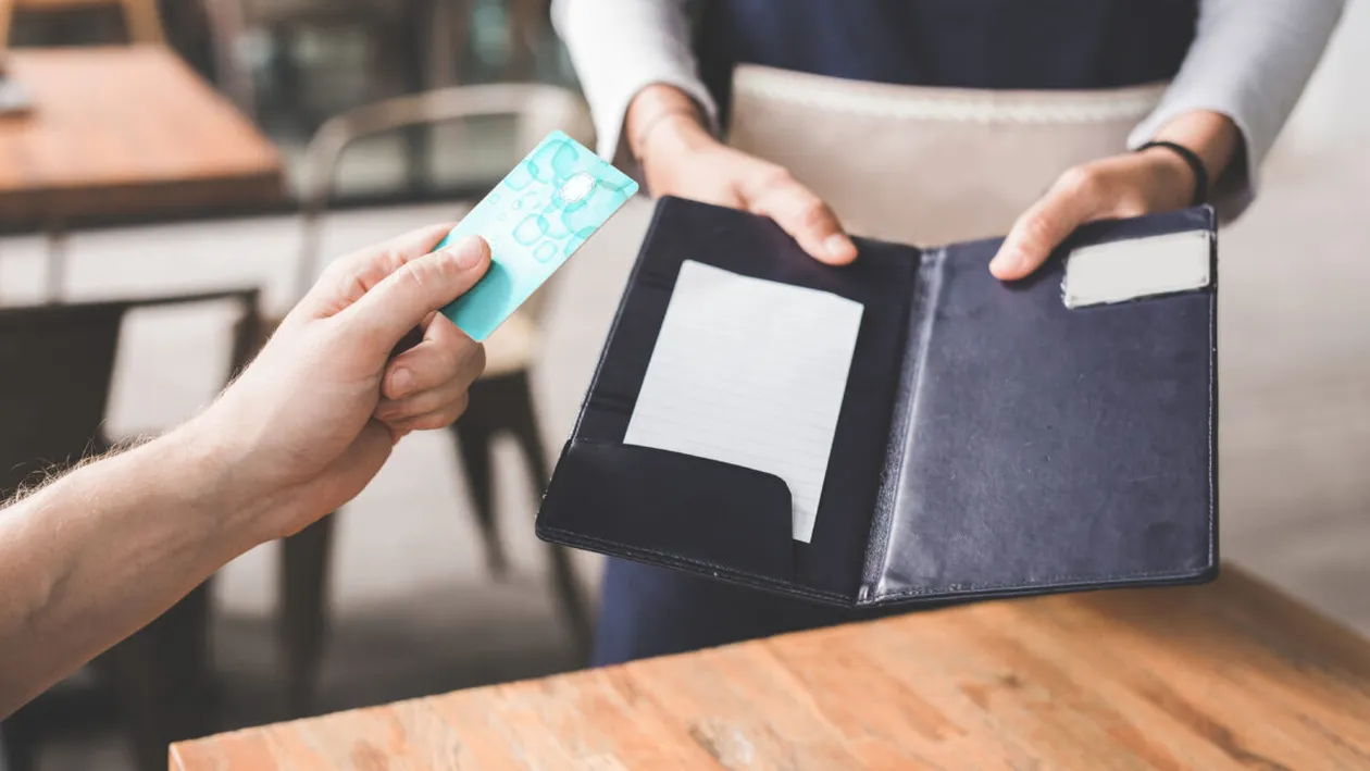 O femeie a fost concediată de la locul de muncă, după ce a lăsat acest mesaj pe o notă de plată. Ce scrisese