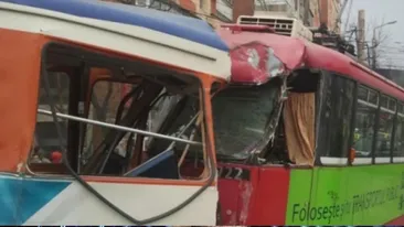 Doua tramvaie s-au ciocnit! Patru oameni au fost transportati la spital