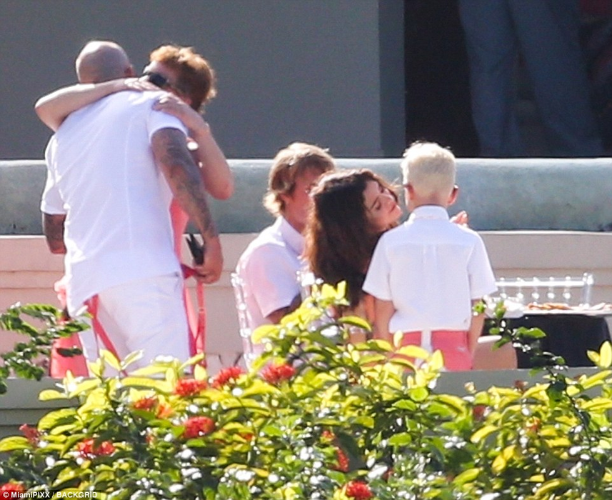 GALERIE FOTO. Au făcut spectacol la nunta tatălui său! Justin Bieber și Selena Gomez, poze incendiare! S-au pipăit de față cu toată lumea!