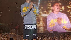 JUSTIN BIEBER a fost agresat pe scenă de către fani după ce a refuzat să cânte melodia „Despacito“