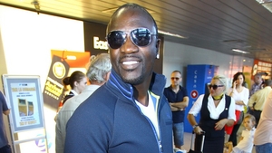 N'Doye a facut haos pe scena alaturi de Akon. Fotbalistul s-a dezlantuit si i-a luat fata starului!