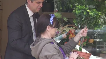 Michael Jackson al politicii romanesti, flirt in parcare cu sosia cu forme a Elenei Udrea. A stat o ora ca sa-i cumpere o floare