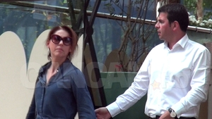 CoŞeful ALDE ori a făcut-o de oaie, ori e cel mai romantic dintre romantici! Prânz drăgăstos cu ..., pe care o mângâie de parcă n-a 'convins-o' încă!