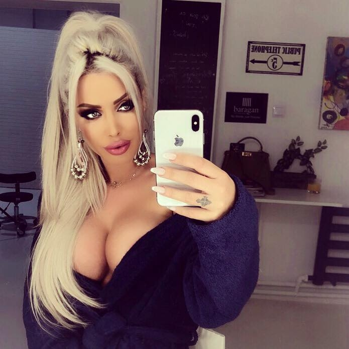 Loredana Chivu s-a făcut de râs după ce și-a pozat fundul! Ce s-a văzut lângă ea i-a șocat pe toți