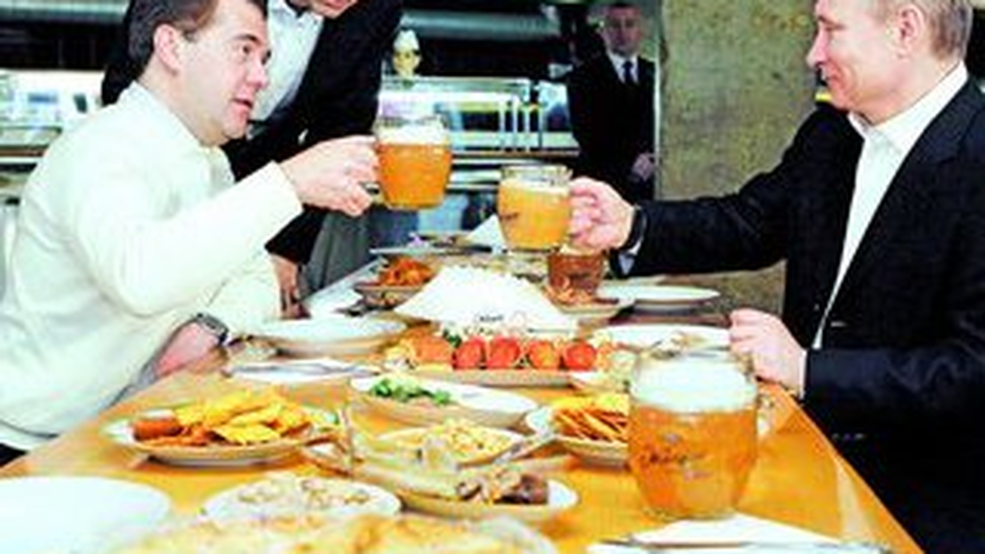 Cum au sarbatorit "greii" rusi 1 Mai! Hai noroc, tovarase!
