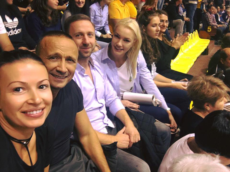 Ana Maria, alături de iubitul ei, Dragoş, la o partidă de handbal