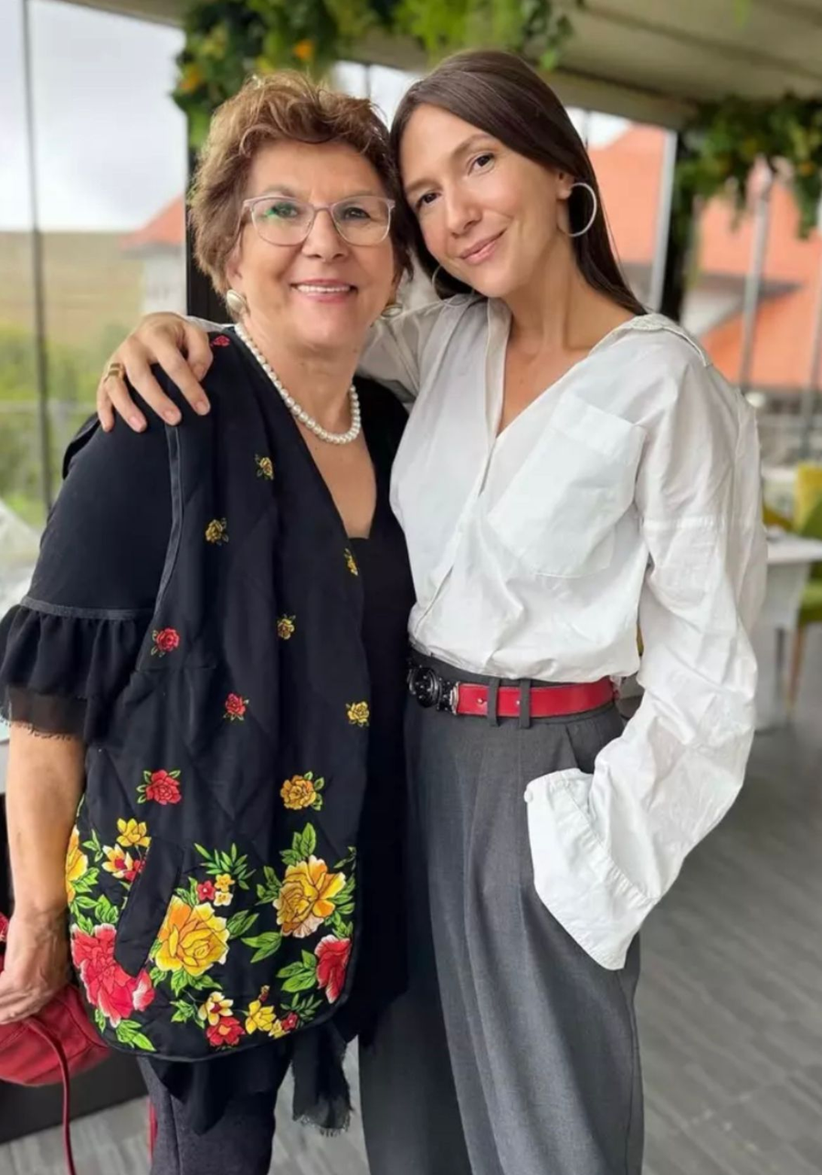 Mama Adelei Popescu, ajutorul ei de nădejde