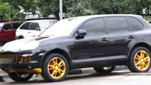 Oamenii îl arată cu degetul pe stradă! Ce are în spate acest Porsche Cayenne! Costă mii de euro, dar...