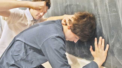 Un elev în cârje din Baia Mare a fost lovit cu capul în gură de un profesor