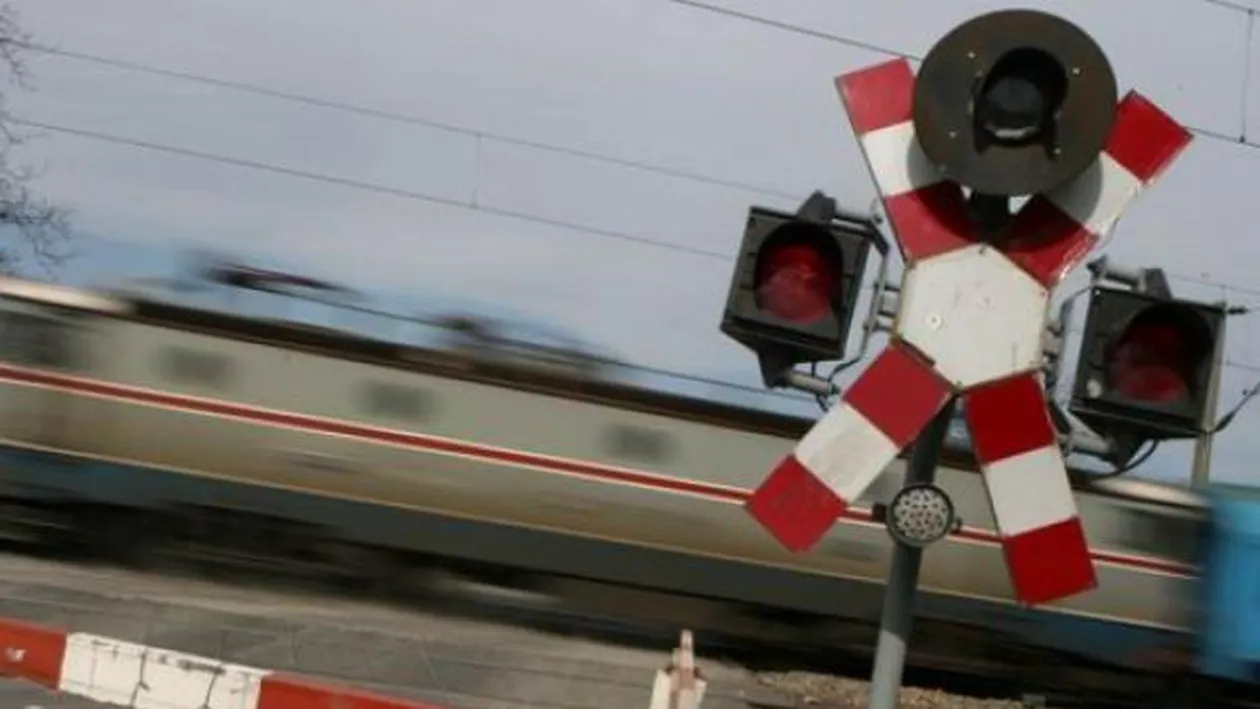 Un tren de marfă a deraiat. Cel puţin 10 oameni au fost răniţi