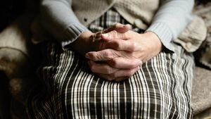 O femeie dintr-un azil ilegal din Ilfov a fost luată cu ambulanța de urgență. Ce s-a întâmplat cu ea pe drum