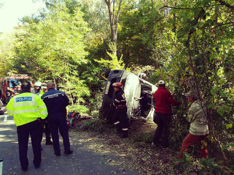 Un microbuz cu 14 pelerini din Tulcea s-a răsturnat într-o pădure! A fost declanșat Planul Roșu de intervenție. Imagini șocante