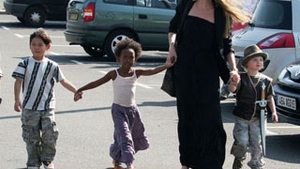 Angelina Jolie vrea full house! "As putea deveni din nou mamica!"