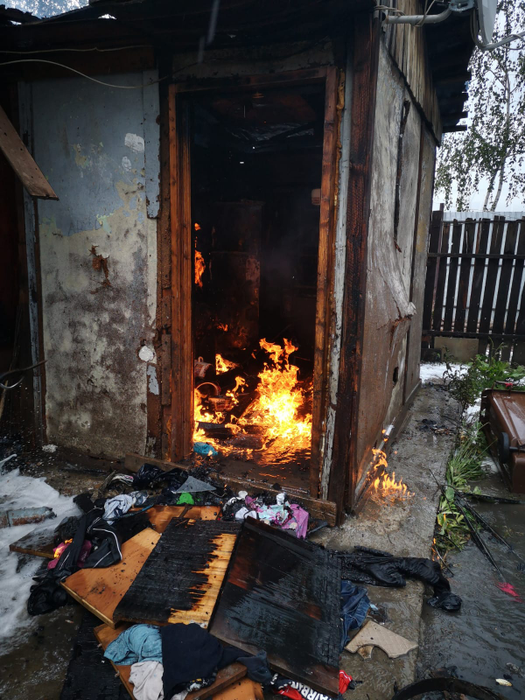 Tragedie. O familie din Moinești se zbate între viață și moarte, în urma unui incendiu care le-a ars casa și toată averea.