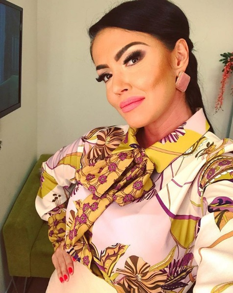 NU o recunoști! Poză în premieră cu Andreea Mantea în liceu, îmbrățișată senzual de un coleg