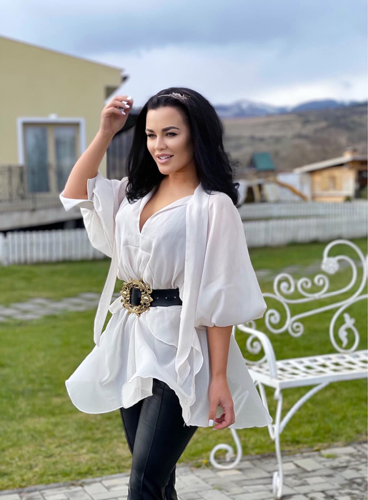 Carmen de la Sălciua i-a înnebunit pe bărbați cu un selfie în care apare într-o pijama sexy | FOTO
