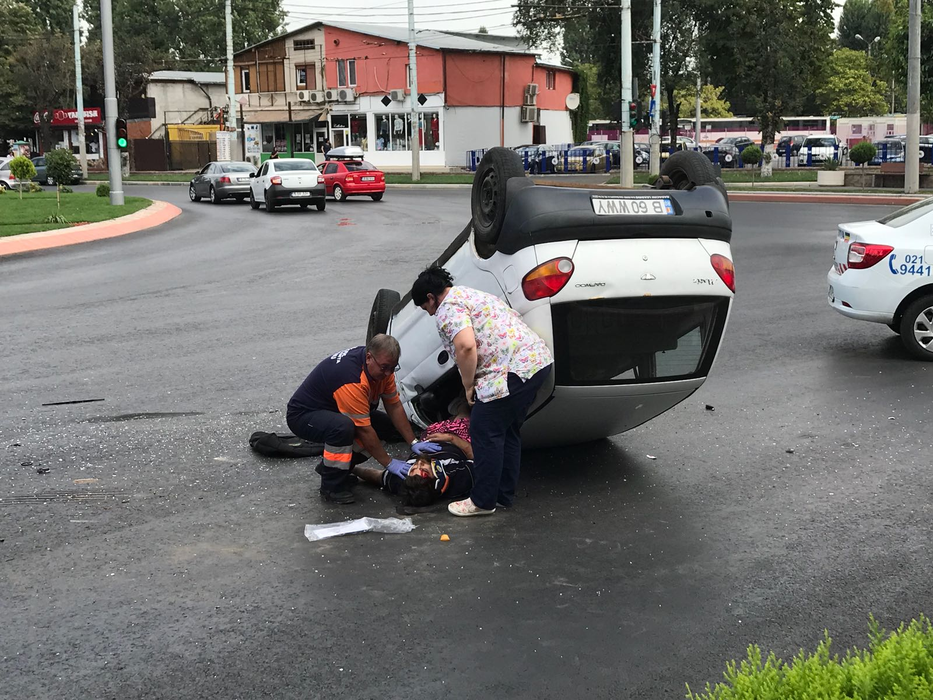 Accident grav în Berceni! O mașină a ajuns cu roțile în sus! Pompierii și ambulanța au intervenit rapid