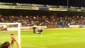 VIDEO Culmea exhibitionismului: Un fan a "navalit" pe terenul de fotbal intr-un scaun cu rotile