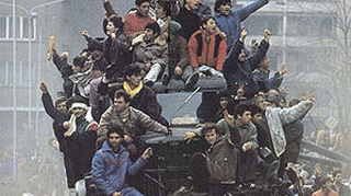Imbulzeala si pumni la comemorarea eroilor Revolutiei din 22 decembrie, la Brasov