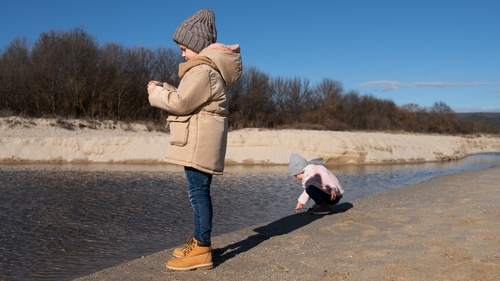 Un nepalez a salvat de la moarte o fetiță de 5 ani, la Craiova. 6 persoane săriseră în lacul înghețat, dar au rămas blocați în gheață