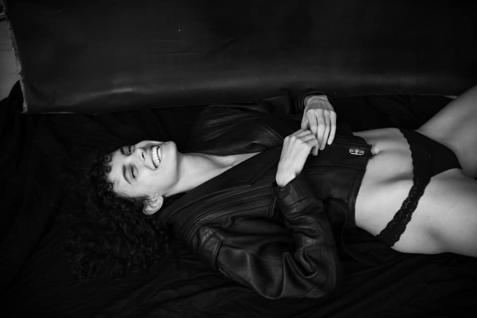 Diana Sar, pictorial îndrăzneț într-o lenjerie intimă complet transparentă! Ce accesoriu periculos are în bikini
