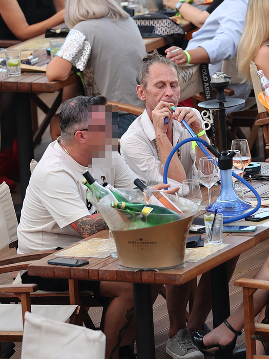 Mircea Solcanu se vede pus în dificultate de narghilea (Foto: CANCAN.RO)