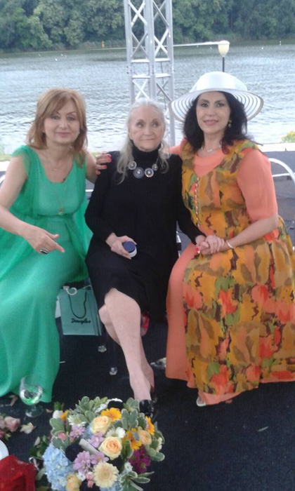 Mama Dianei Șoșoacă, alături de celebra "Mama Zina"