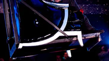 Burlacul a trecut la atac! A pus ochii pe o concurenta pe care a scos-o la o cina romantica!