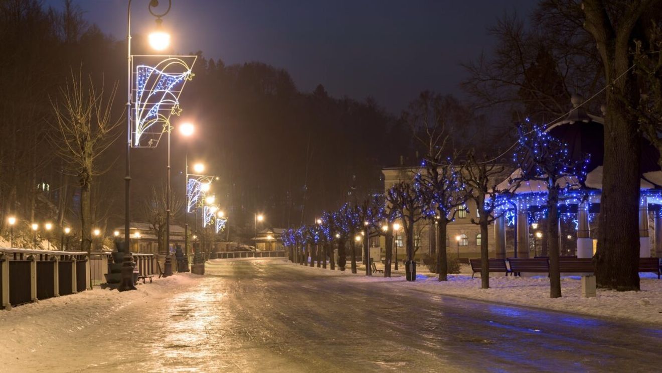 Fenomenul „gheața neagră”. Ce este și de ce li se recomandă oamenilor să stea acasă