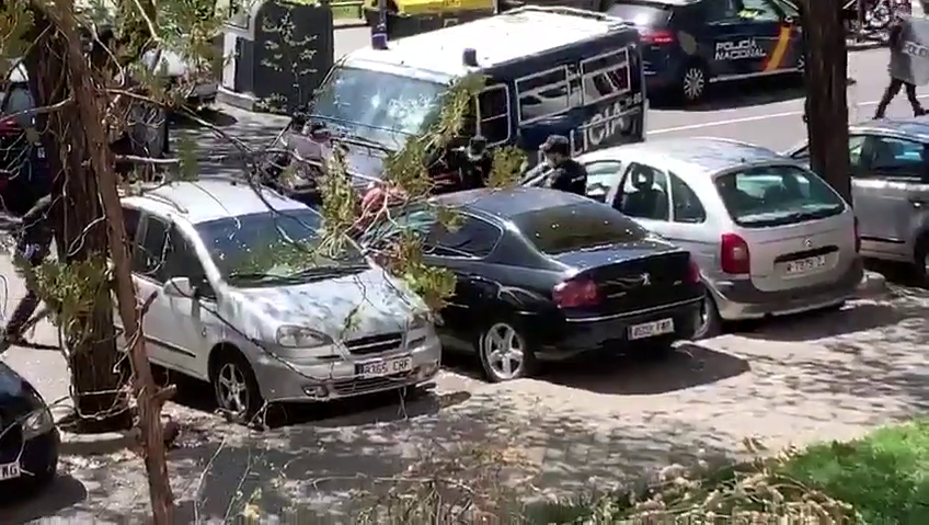Oamenii legii s-au chinuit zeci de minute să-l imobilizeze pe scandalagiu