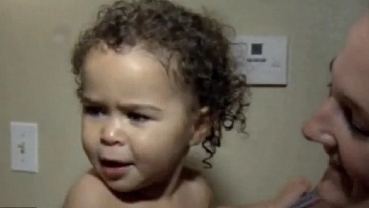 SOCANT! Si-a aruncat fetita de nici doi ani in piscina pentru a-i da o lectie! Vezi ce s-a intamplat cu micuta