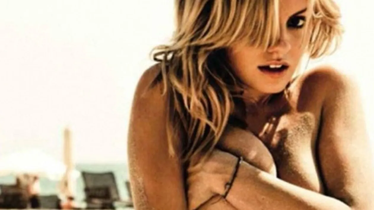 Alexandra Stan, mai fierbinte decat in orice pictorial de pana acum! Tricoul mulat a lasat sa i se vada TOT pe scena!