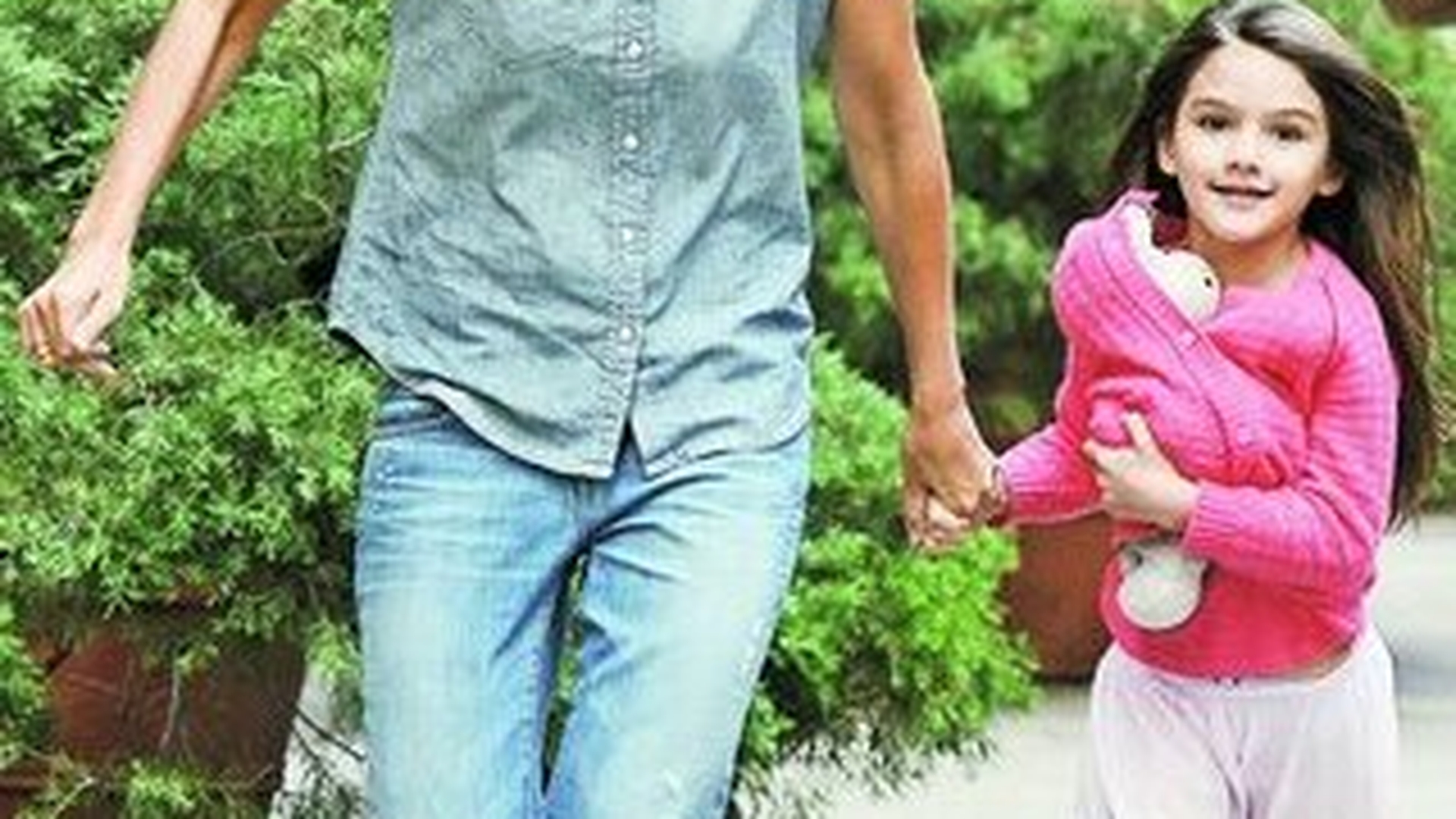De ce a decis Katie Holmes sa divorteze de Tom Cruise. Suri, in tabara de indoctrinare