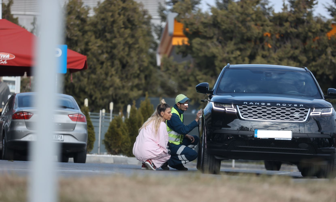 Angajatul benzinăriei a început treaba, sub supravegherea lui Sore (Foto: CANCAN.RO)