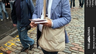 John Malkovich imparte fluturasi pe strada