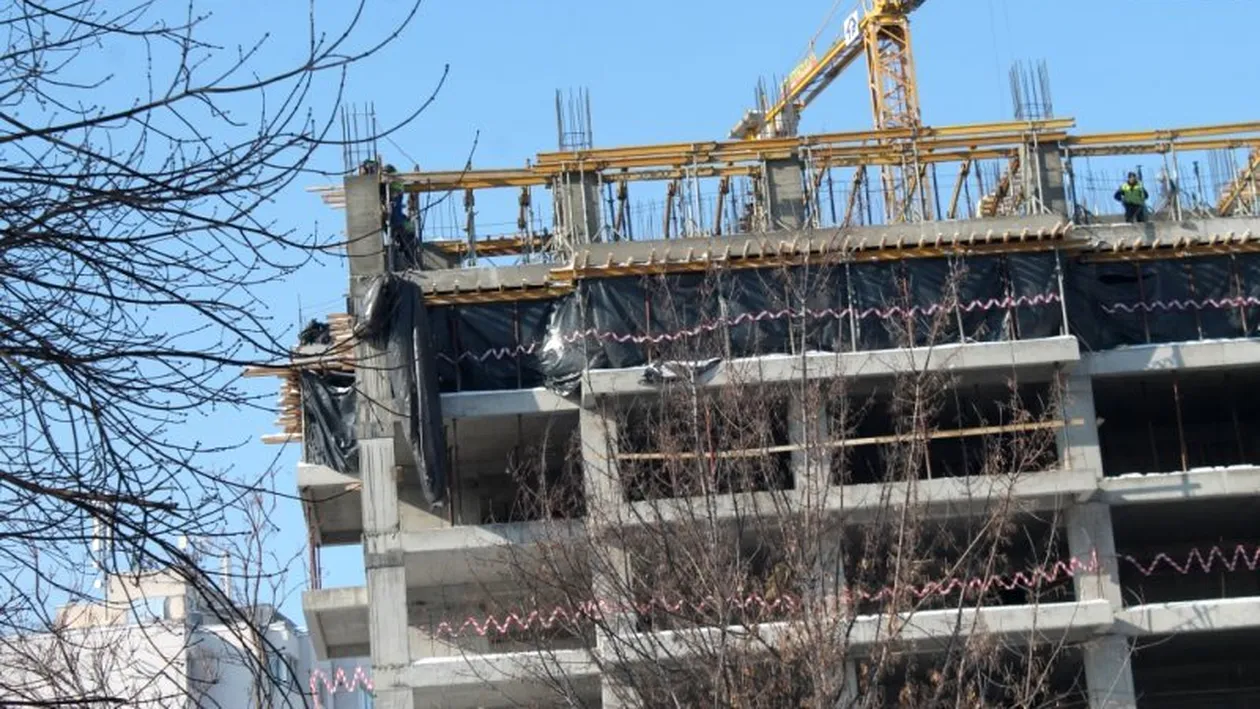 “Grav accident de muncă, pe un șantier din Iași. Muncitorii sunt loviți de... lene“! Imaginea a devenit virală pe Internet
