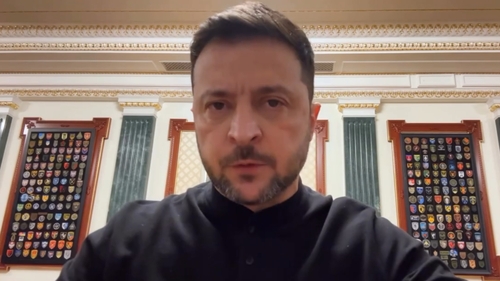 Moment bizar în timpul unui monolog oferit de Volodimir Zelensky. Ceva alb îi cade din nas, în timp ce vorbește