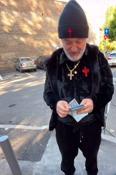 Gigi Becali a împărțit bani elevilor unui liceu din București/ sursă foto: TikTok