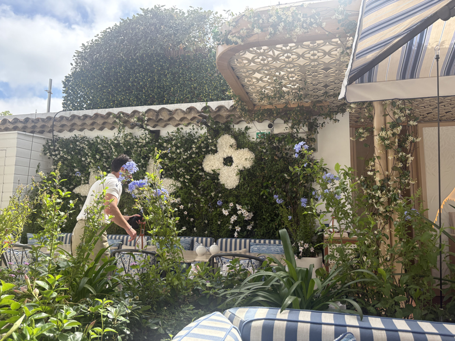 Check in | Experiența mea la Louis Vuitton Café din Saint-Tropez. Cât costă o cafea și o prăjitură în unul dintre cele mai exclusiviste locuri de pe Coasta de Azur