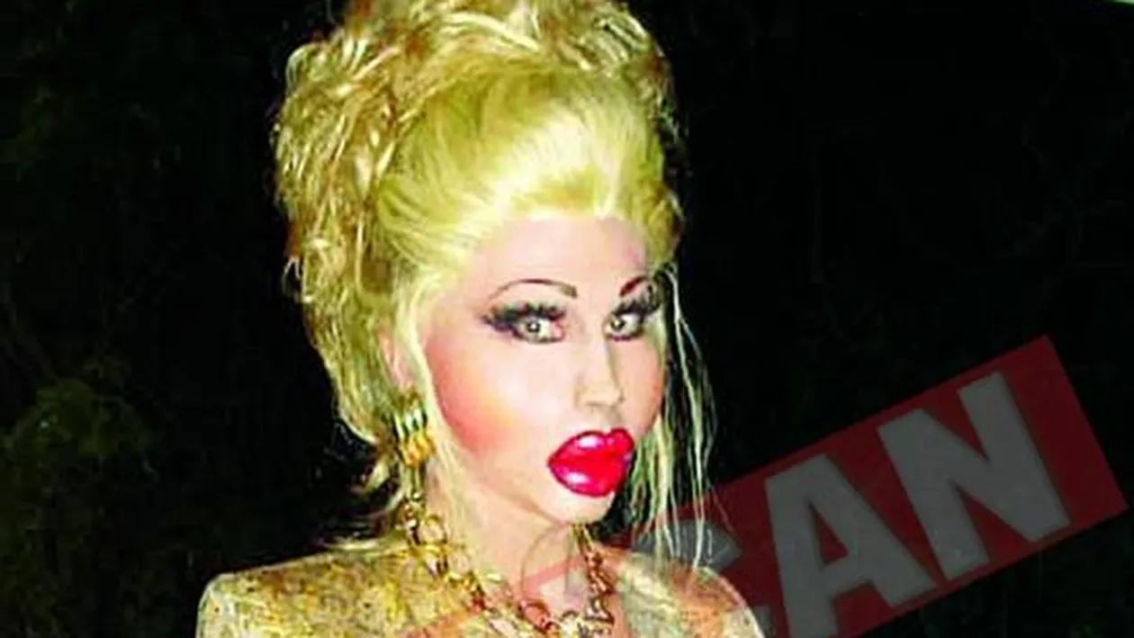 Poarta tot timpul masca