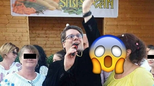Detaliul deranjant din aceasta imagine cu Fuego! Ce ii face femeia asta artistului. Asa fan disperat?!