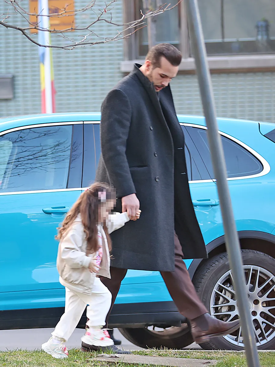 Celebrul afacerist, de mână cu fetița 