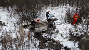 Accident grav pe DN1. Trei oameni au rămas încarceraţi, după ce maşina în care erau s-a răsturnat