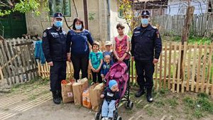 Emoționant! Pompierii mehedinţeni au cumpărat o văcuţă pentru 6 copilaşi care şi-au pierdut animalul într-un incendiu. FOTO
