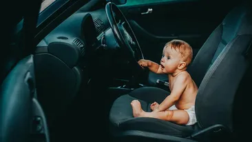 Incredibil! Un bebeluș a fost pus la volan de către tatăl său chiar pe unul dintre cele mai periculoase drumuri de la noi din țară. Vezi imaginile care au îngrozit întreaga lume - VIDEO